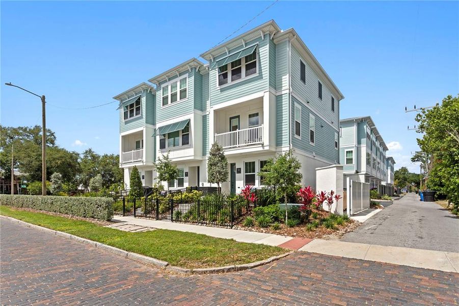Condo located in St. Petersburg, FL showcasing its design and architecture (Image 5).