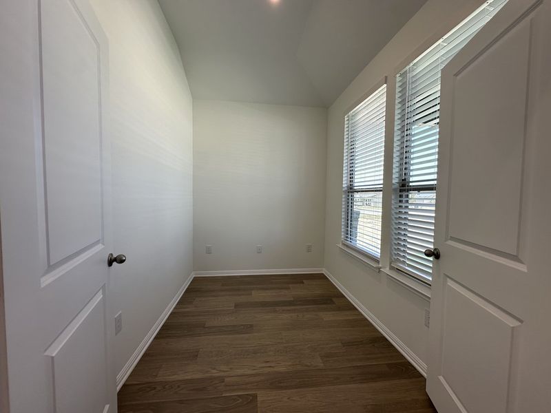 Spacious, unfurnished interior of a new home in Porter Country, Buda (Image 9).