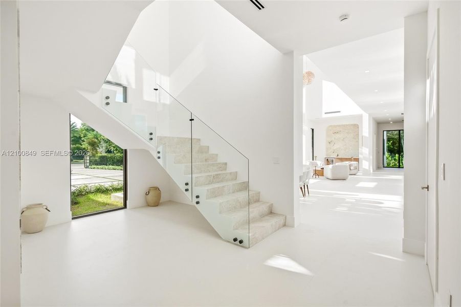 Spacious, unfurnished interior of a new home in , Palmetto Bay (Image 21).