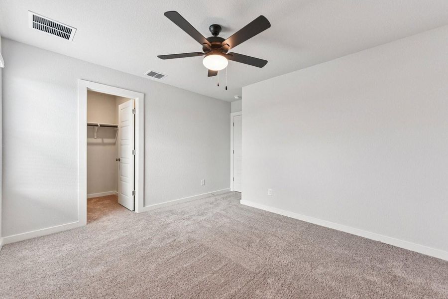 Spacious, unfurnished interior of a new home in Stallion Run, Buda (Image 31).