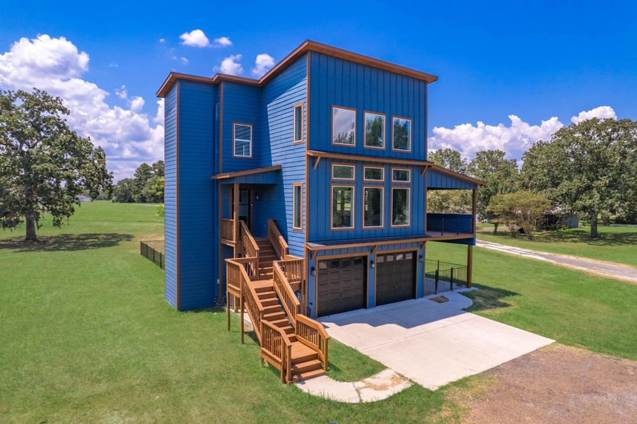 Exterior details and patio area of a home in , Trinity (Image 2).