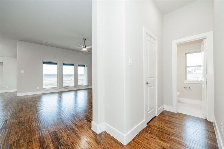 Spacious, unfurnished interior of a new home in , Celeste (Image 22).