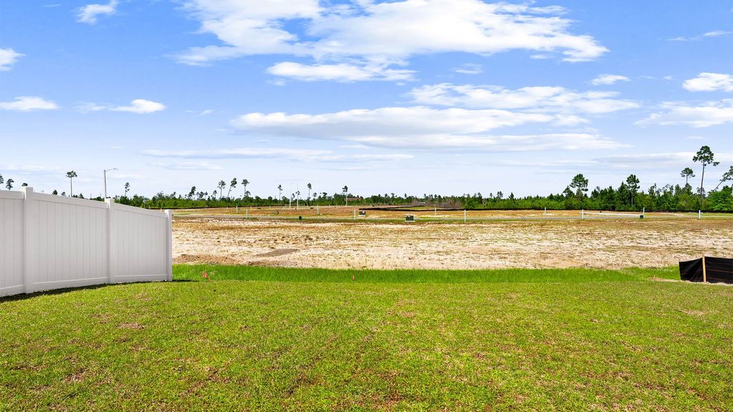 Exterior details and patio area of a home in Liberty, Panama City (Image 3).