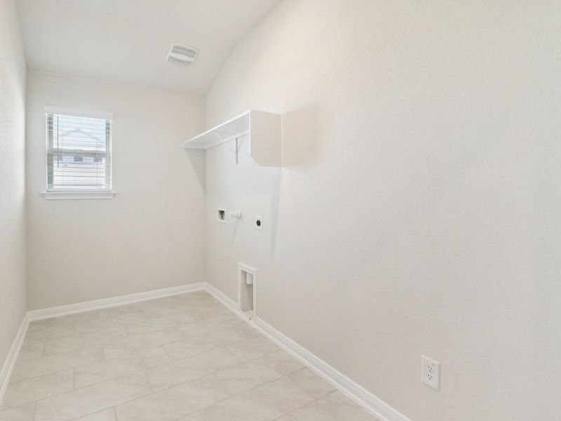 Spacious, unfurnished interior of a new home in Fox Falls, Boerne (Image 24).