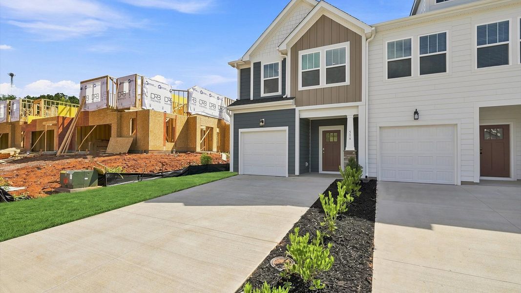 Exclusive end-unit villa in Barton Hollow with elegant design and high standards Exclusive end-unit villa in Barton Hollow with elegant design and high standards