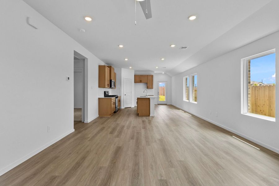 Spacious, unfurnished interior of a new home in Cypress Green, Tomball (Image 16).