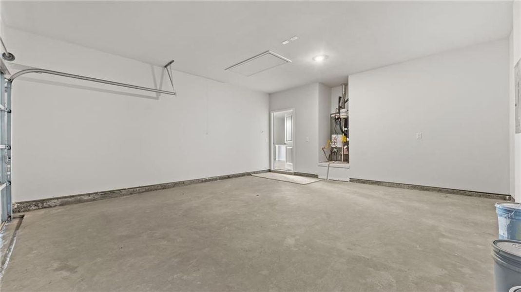 Spacious, unfurnished interior of a new home in Villages at Cedar Hill, Dallas (Image 19).
