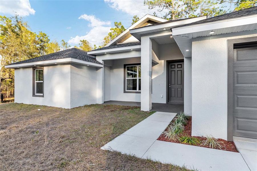 Exterior details and patio area of a home in , Dunnellon (Image 4).