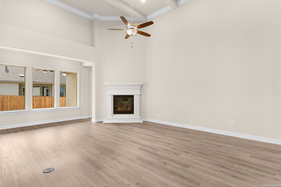 Spacious, unfurnished interior of a new home in Cibolo Crossing, Universal City (Image 20).