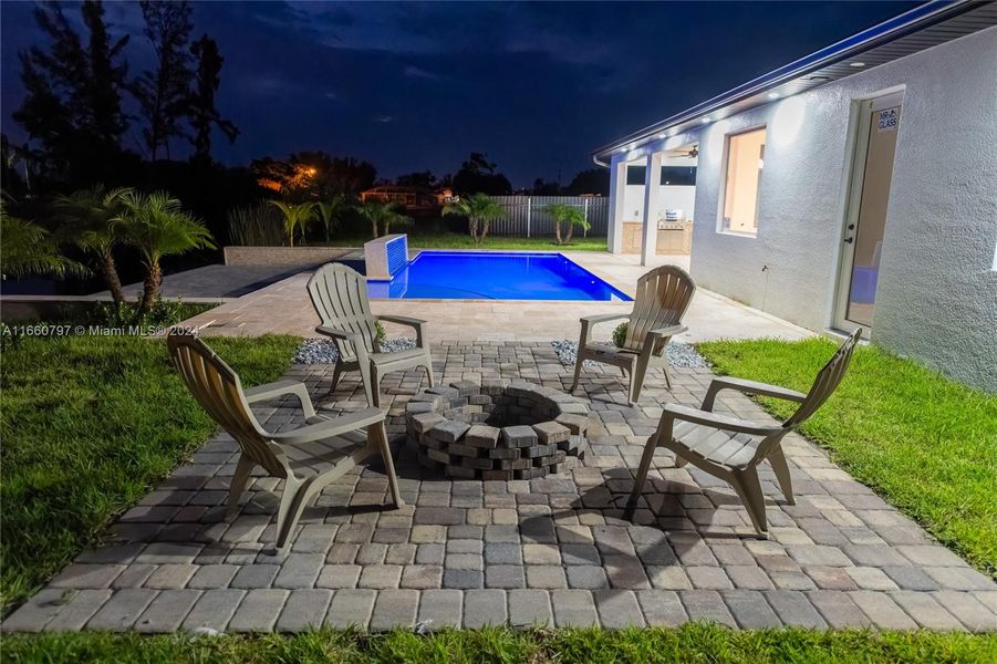 Exterior details and patio area of a home in , Cape Coral (Image 26).