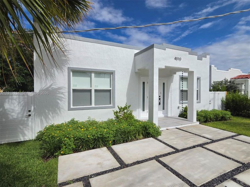 Exterior details and patio area of a home in , West Palm Beach (Image 15).