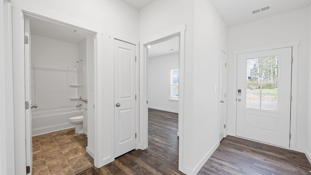 Spacious, unfurnished interior of a new home in The Cove at Thrasher Landing, Hixson (Image 7).