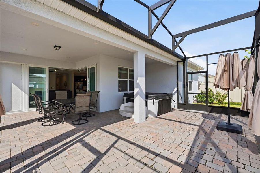 Exterior details and patio area of a home in , Kissimmee (Image 4).