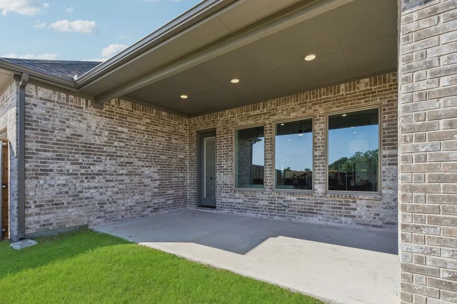 Exterior details and patio area of a home in Talia, Mesquite (Image 25).
