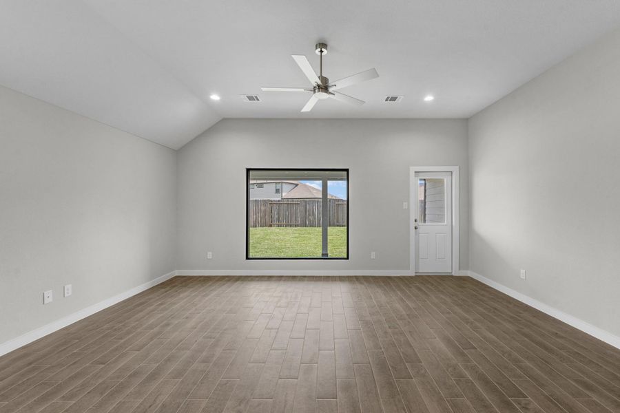 Spacious, unfurnished interior of a new home in Huntington Place, Rosharon (Image 10).