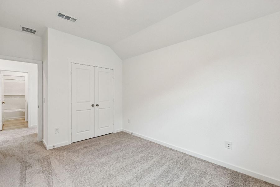 Spacious, unfurnished interior of a new home in Ellerden, Tomball (Image 28).