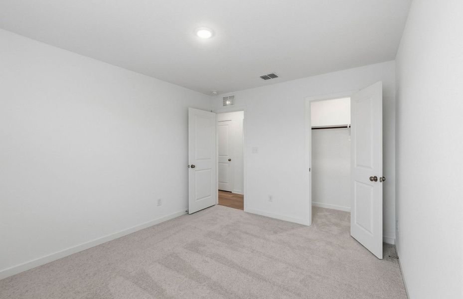 Spacious, unfurnished interior of a new home in Sunfield, Buda (Image 36).