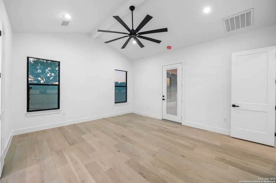 Spacious, unfurnished interior of a new home in , Bandera (Image 20).