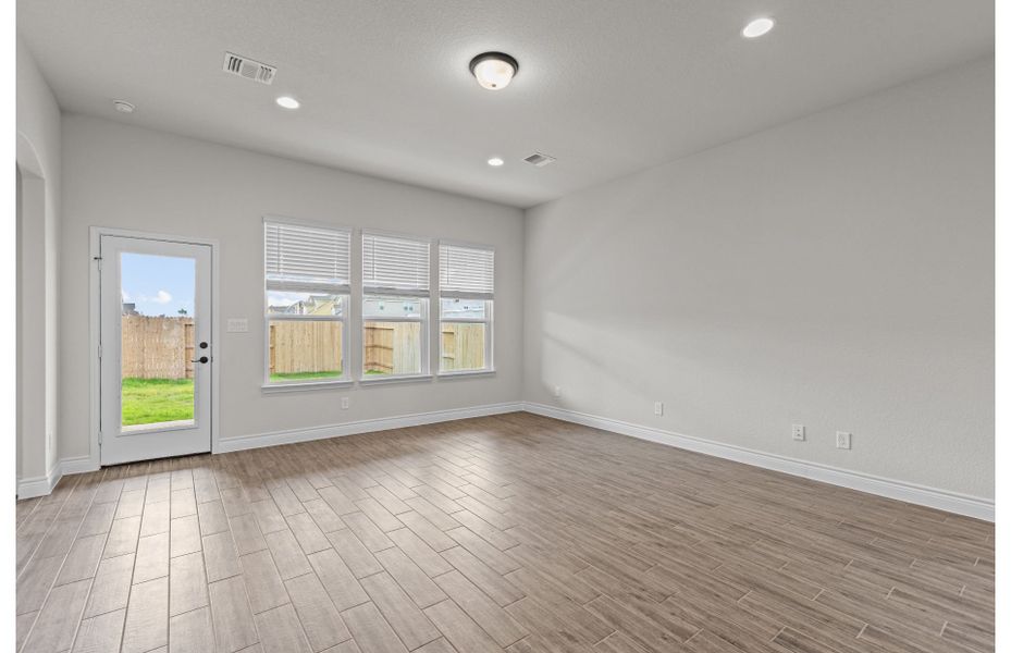Spacious, unfurnished interior of a new home in Corley Farms, Boerne (Image 5).