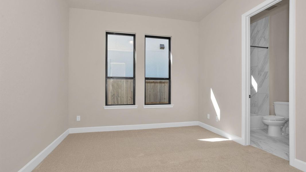 Spacious, unfurnished interior of a new home in Sienna, Missouri City (Image 8).