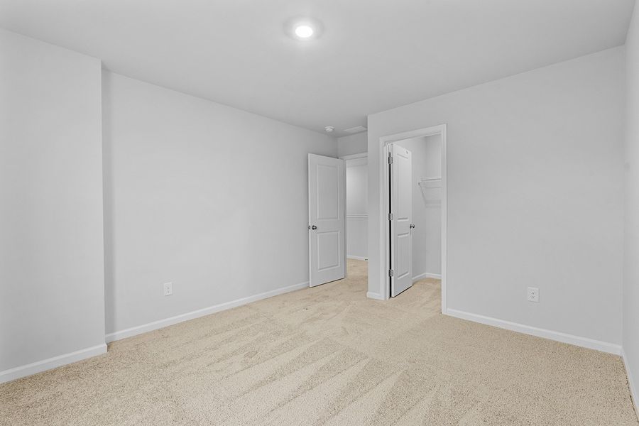 Spacious, unfurnished interior of a new home in Fieldstone, Lexington (Image 35).