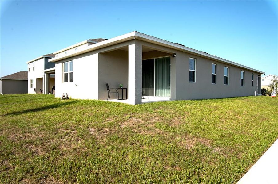 Exterior details and patio area of a home in , Haines City (Image 3).