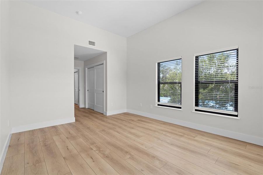 Spacious, unfurnished interior of a new home in , Tampa (Image 25).