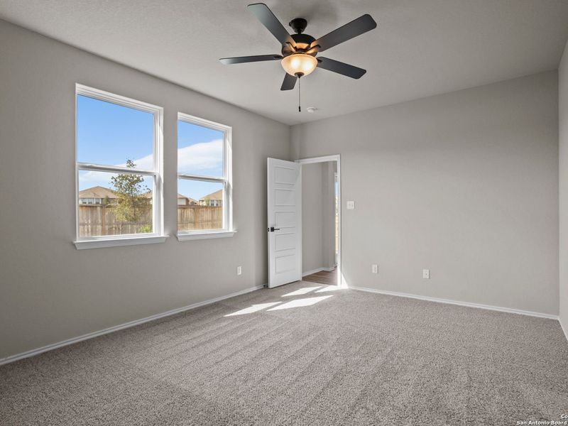 Spacious, unfurnished interior of a new home in Comanche Ridge, San Antonio (Image 31).