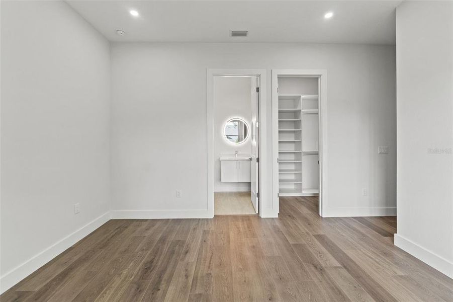 Spacious, unfurnished interior of a new home in Southern Hills Plantation, Brooksville (Image 29).