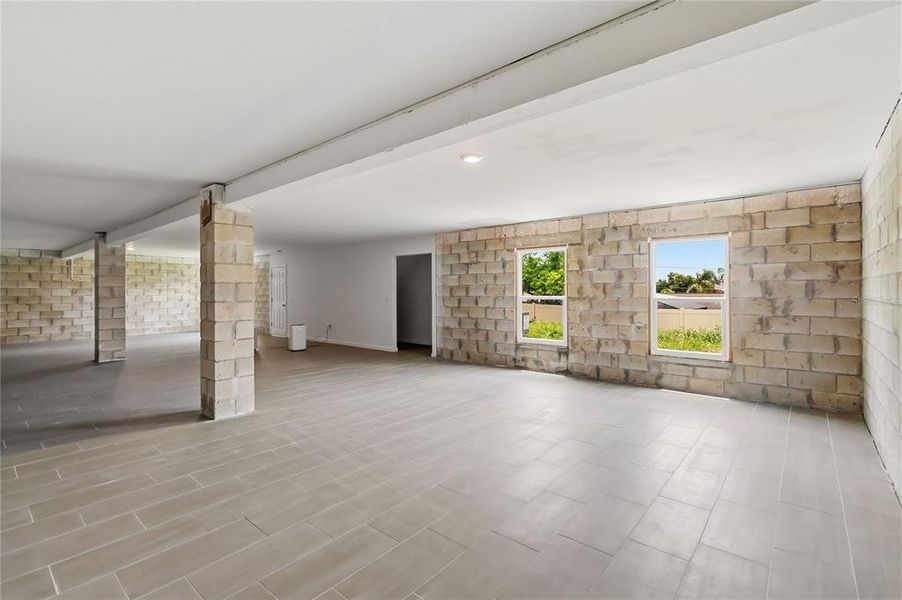 Spacious, unfurnished interior of a new home in , Deltona (Image 25).
