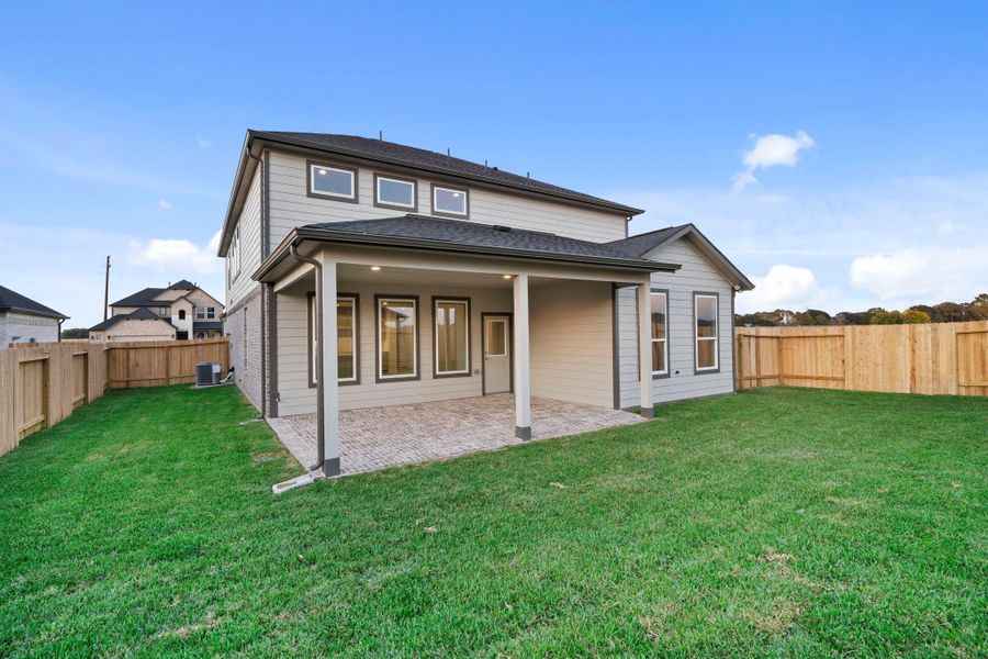 Exterior details and patio area of a home in Briarwood Crossing, Rosenberg (Image 4).