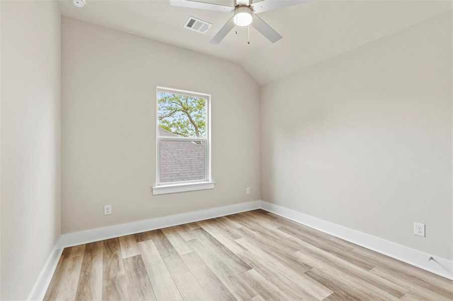 Spacious, unfurnished interior of a new home in , Sherman (Image 28).