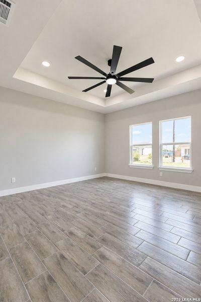 Spacious, unfurnished interior of a new home in , Eagle Pass (Image 9).