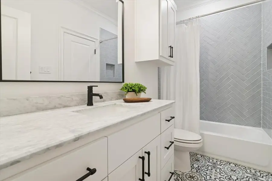 Furnished interior view inside a new home in , Dallas (Image 26).