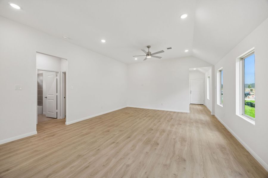 Spacious, unfurnished interior of a new home in Riviera Pines, Huffman (Image 17).