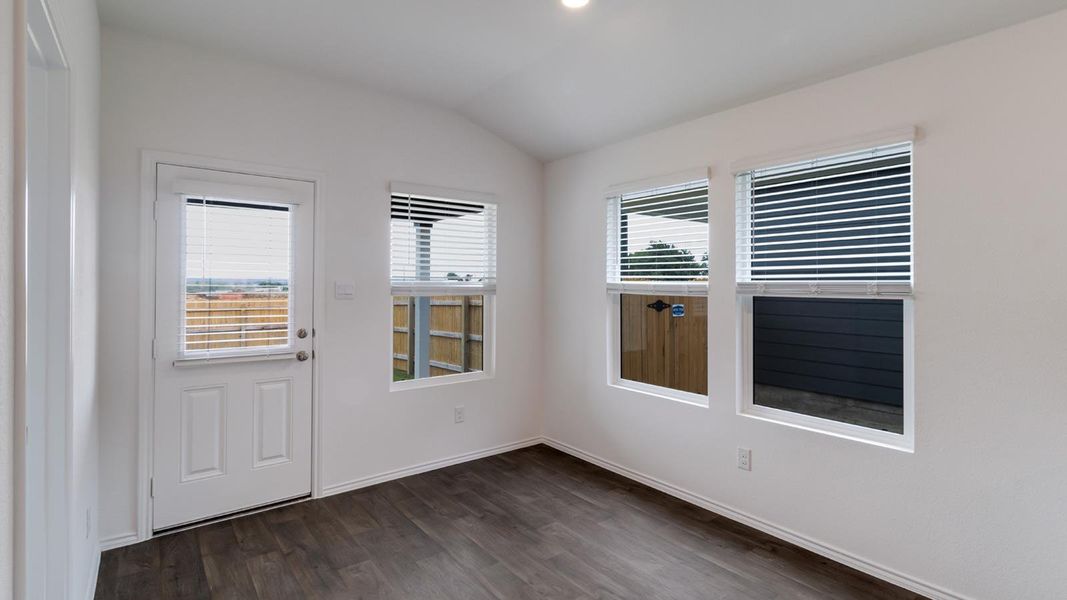 Spacious, unfurnished interior of a new home in Valverde, Bastrop (Image 10).