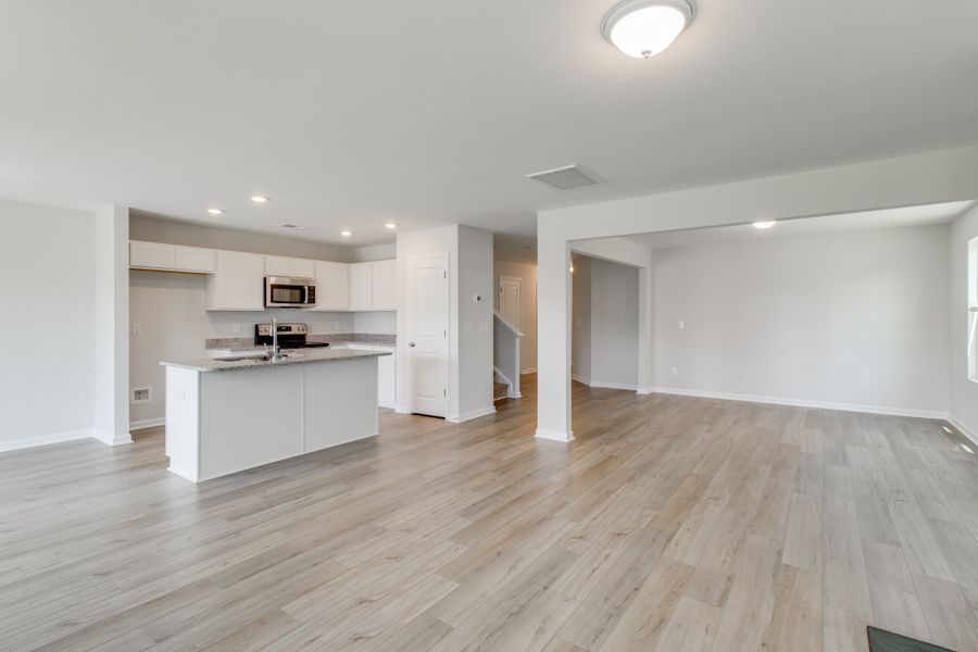 Spacious, unfurnished interior of a new home in Ellington, Elgin (Image 7).