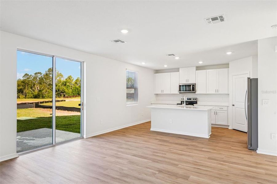 Spacious, unfurnished interior of a new home in Hilltop Vistas, Dade City (Image 33).