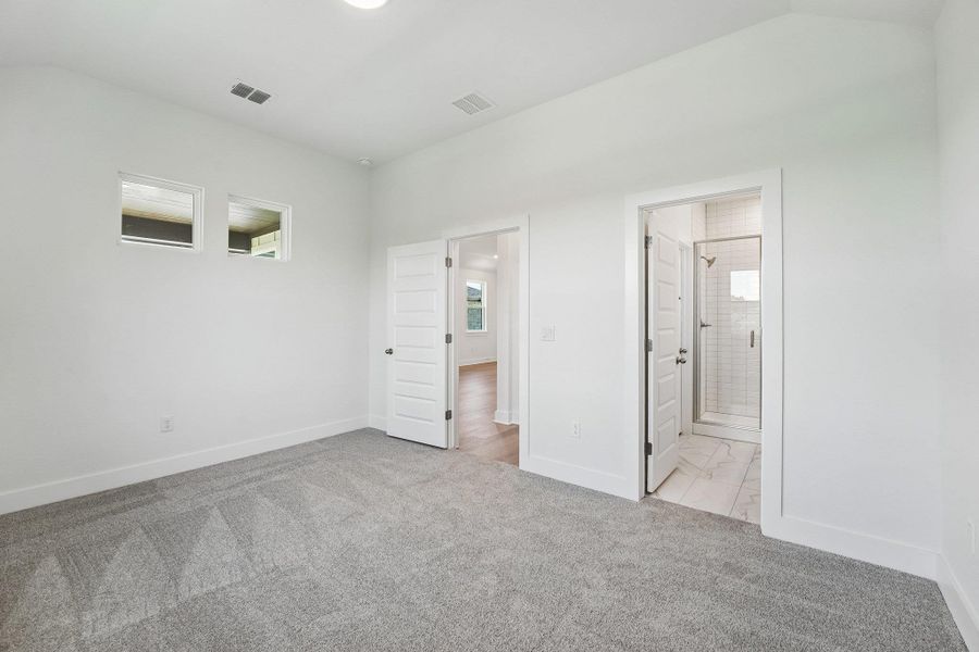 Spacious, unfurnished interior of a new home in Persimmon, Buda (Image 13).