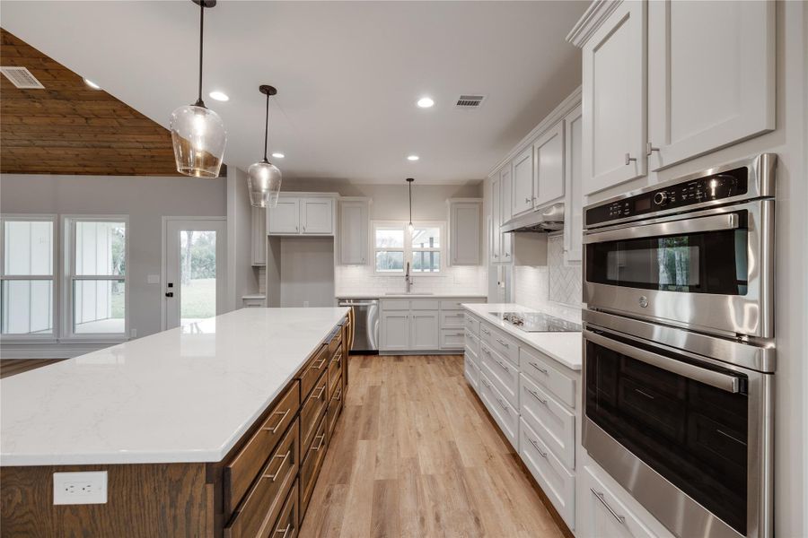 Furnished interior view inside a new home in , Grapeland (Image 11).