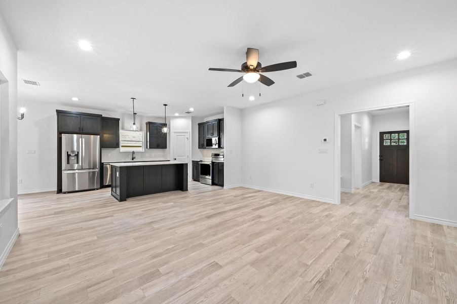 Spacious, unfurnished interior of a new home in , Wimberley (Image 16).