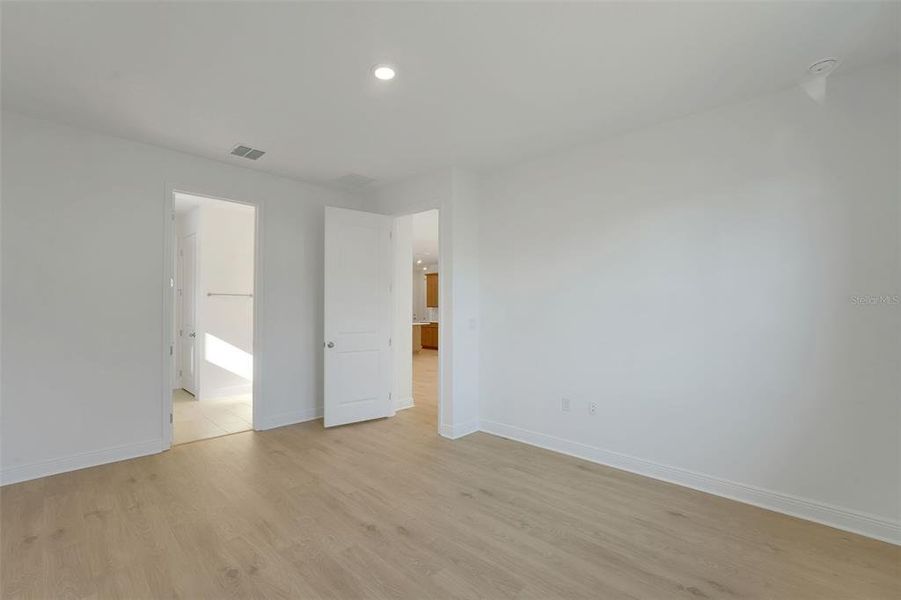Spacious, unfurnished interior of a new home in Green Key Village, Lady Lake (Image 32).