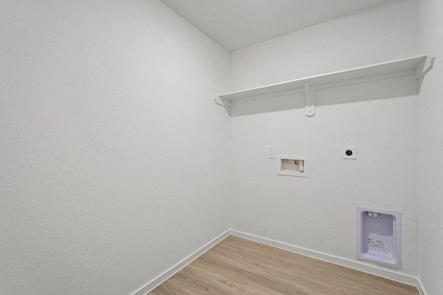Spacious, unfurnished interior of a new home in Sunterra, Katy (Image 5).