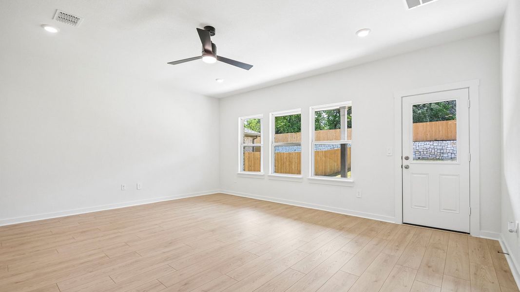 Spacious, unfurnished interior of a new home in Rosenbusch Ranch, Leander (Image 16).