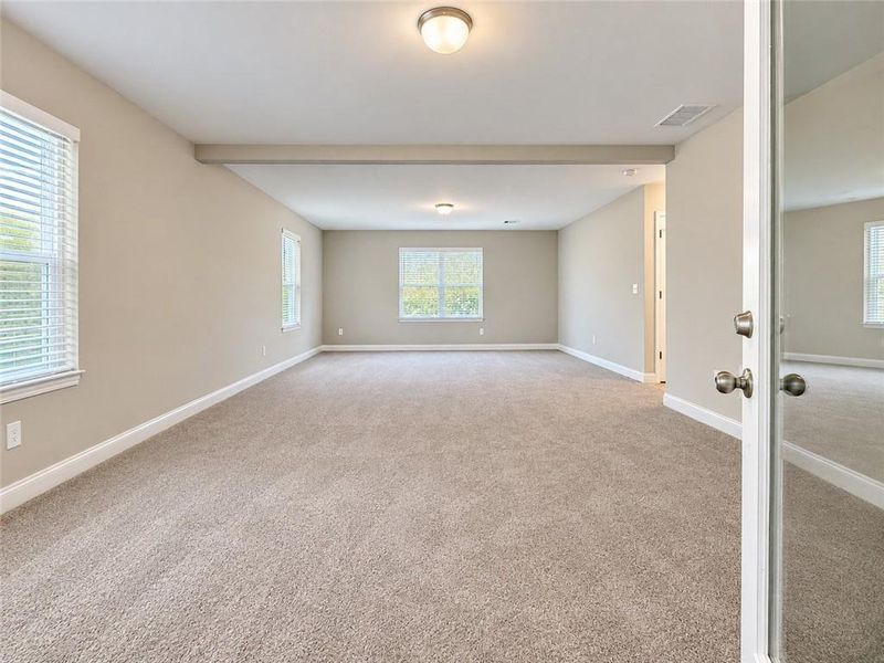 Spacious, unfurnished interior of a new home in , Gainesville (Image 6).