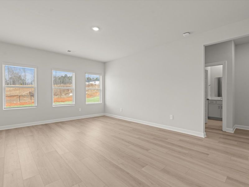 Spacious, unfurnished interior of a new home in Wexford Park, Fountain Inn (Image 10).