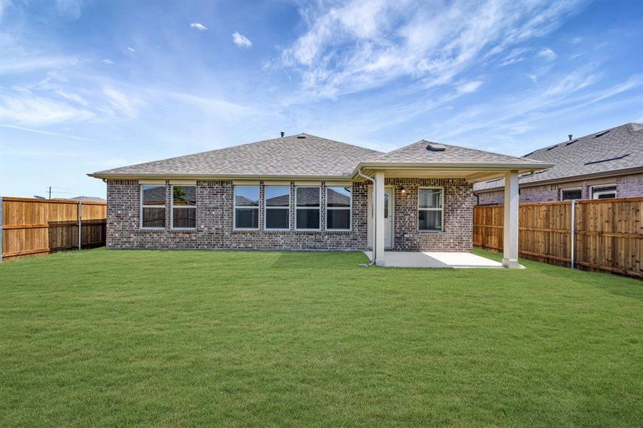 Exterior details and patio area of a home in Mobberly Farms, Pilot Point (Image 21).