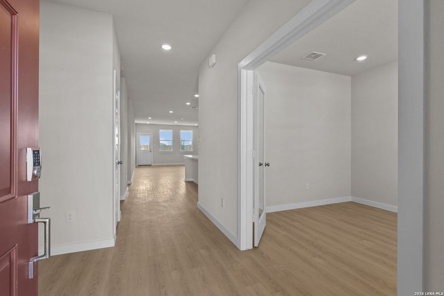 Spacious, unfurnished interior of a new home in Hiddenbrooke, Seguin (Image 29).