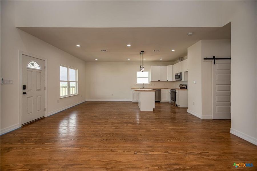 Spacious, unfurnished interior of a new home in , Port Lavaca (Image 14).