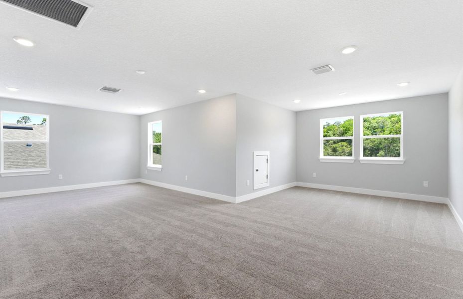 Spacious, unfurnished interior of a new home in Del Webb River Reserve, Spring Hill (Image 19).